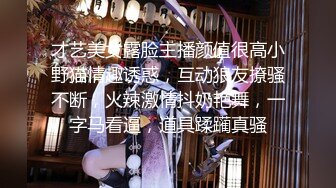 身材苗條網紅妹子白絲襪剪開襠部道具自慰