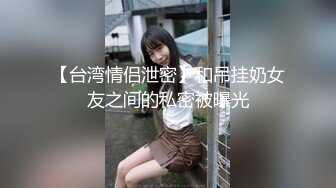 亚洲女孩与她的毛茸茸的猫擦公鸡，让他暨在内裤