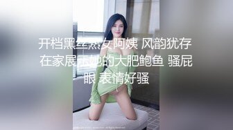 知识分子模样的年轻小夫妻休息在家自拍沙发上做爱往小肥逼来点油润滑一下好插入