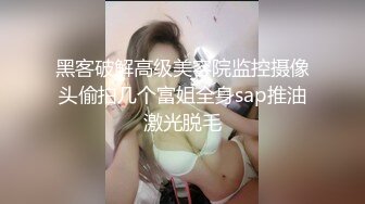 白色短热裤娇小身材迷人笑容女孩樱桃小嘴里含着超大粗黑鸡巴操进粉嫩鲍鱼里真是视觉冲击