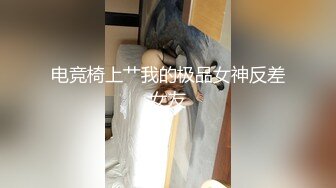 小夫妻穿上情趣衣，家中客厅啪啪