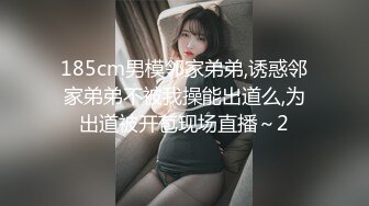  俊男靓女激情3P玩弄风骚小母狗，渣男接了杯尿给骚逼喝真淫荡，一起鸳鸯浴