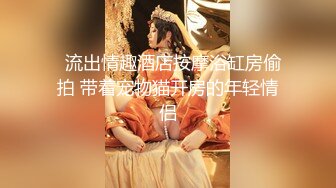 漂亮美女 牛仔裤开破洞 撅着屁屁被大鸡吧无套爆菊花 这么粉嫩的无毛鲍鱼都操腻了 内射