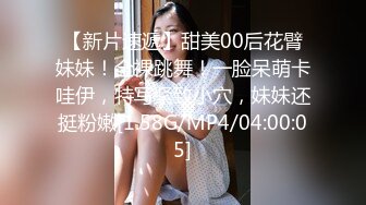 两个19美少女，乖巧妹妹超嫩，震动棒互插小穴，毛毛挺浓密，抽插自慰，好想被男人操