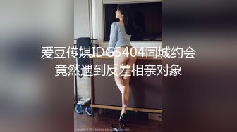 漂亮美女 穿着开档牛仔裤 被无套输出 拔Q射了一屁屁