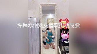 小美女的BB痒痒拿矿泉水洗