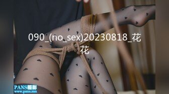 情侣前来婚纱店试衣，为什么美女都喜欢戴胸贴？竟然这位美女的胸也不大，男友看着乳贴 有点迷笑~