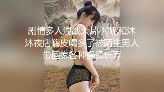 美女模特被色魔摄影师套路