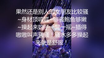 穿裙子最适合野战，配合淫秽的对话，真是绝妙