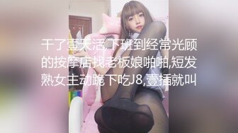 正在图书馆里看书的学长被学妹用脚拨弄着肉棒