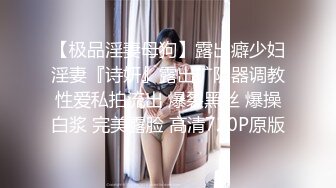 良家小少妇，饥渴又淫荡，穿着丝袜就给自己骚逼抠的淫水泛滥，脱光了给奶子和逼逼带上小乳夹，道具抽插呻吟