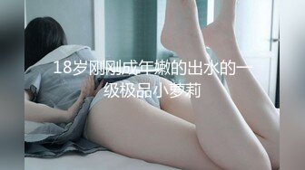 带老婆和小孩在老家田间悠逛 兴趣来潮让老婆露出一番 脱下内裤没想到湿透了 真是夫妻心有灵犀