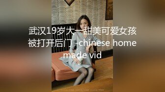 三个中年妇女一起直播赚外快，淫声荡语互动撩骚听指挥，吃奶玩逼还有道具，跳蛋塞逼里