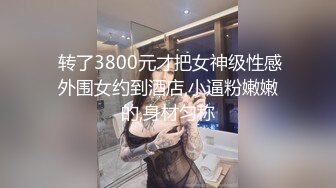 极品尤物气质女神！细腰美腿好身材！性感吊带长裙，沙发假屌骑坐，穿上白丝戴眼镜，极度风骚诱人