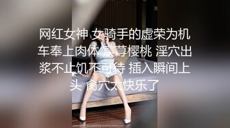  年轻小妹露脸被三个小年轻的玩弄，轮草抽插揉奶子玩逼，浪叫不断激情上位享受快感