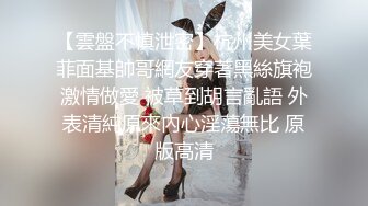   大干按摩小妹，风情妩媚活好不男人，交大鸡巴喂小哥吃奶子，从床上干到沙发多体位蹂躏抽插