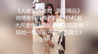 粉嫩嫩少女露脸线上约啪，跟狼友互动撩骚听指挥身材展示，刮了毛的性感逼逼掰开看特写，骚嫩的奶子好想吃口