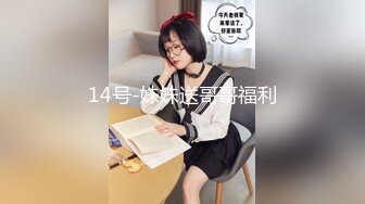 【新片速遞】  卫生间暗藏摄像头❤️意外拍到表妹用塑料扇给小嫩B挠痒痒