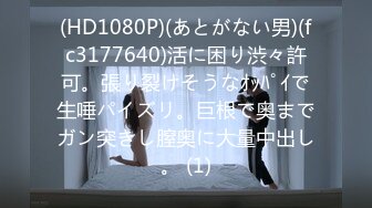 【新片速遞】01年嫩B小太妹专心玩手机 小哥专心玩她BB 最后还问我要无套内射了