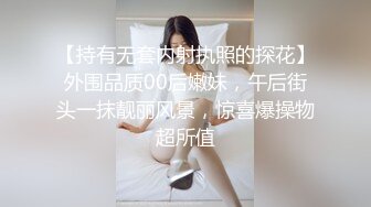 清纯露脸黑白丝小妹的诱惑，跟狼友撩骚互动听指挥，撅着屁股给狼友看骚穴，跳蛋塞逼里自慰，呻吟可射别错过