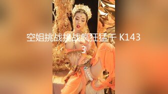 生完孩子的小婊妹露脸镜头前的诱惑，奶大逼肥风骚翘臀老公不在家陪狼友撩骚，全裸自慰骚逼看白浆流出真刺激