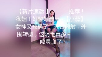 偷拍达人潜入商场隔板女厕手机不停移动偷拍美女如厕