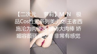 上面在玩吃鸡下面美女吃JB ，极品美女趴在桌子下口交 ，吸吮大屌用脚磨蹭小穴 ，顶级蜜桃臀 ，骑乘抽插1080P高清