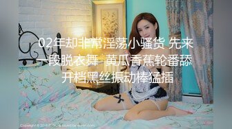 ：黑丝女仆两个年轻的小骚妹让两小哥床上玩弄，大姨妈都来了还骚呢，道具摩擦激情爆草，给大哥套着包皮吹鸡巴