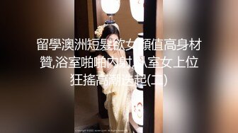 这小娘子玩的真带劲啊，逼逼都流血了还发骚呢，来着大姨妈激情大秀，带血的逼逼展示，大黄瓜坐插菊花好刺激