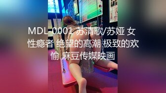 长着一张瓷娃娃极品的美女 制服装皮短裤时尚装扮漂亮