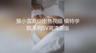 中年少妇被两个黑鬼大鸡巴干蒙了，前插后入草了骚穴还让口交大鸡巴，后入爆菊花，床上床下浴室高难度爆草