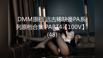   带D奶老婆玩3P。  老公：你就喜欢舔男人的鸡巴 对不对 老婆：嗯嗯嗯~吃着不方便说话