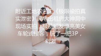 颜值不错的反差婊，已被调教得非常听话 皮肤白嫩，逼也很粉，玩得很开，相当不错的炮架 。