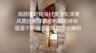  酒吧少妇激情4P，露脸颜值不错伺候三个大哥，交大鸡巴，让三个大哥在床上玩弄