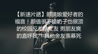 小吃街抄底黑裙小姐姐内裤一半夹进屁股缝中间湿了还露毛低头差点发现 吊带粉裙美女蕾丝窄内夹成丁正面毛都顶出来了