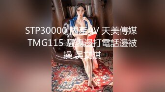 【新片速遞 】 公园女厕全景偷拍牛仔裤美少妇张着大口的黑鲍鱼