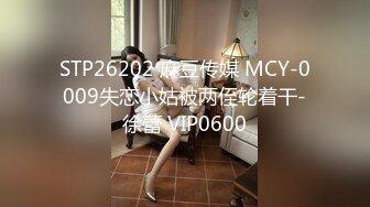  白丝情趣娇小可爱的嫩女友全程露脸在床上被小哥无套抽插，多体位蹂躏好不刺激