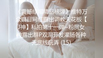 夜市宵夜摊低胸装美女被猥琐大叔围观 尽力防走光没想到下面还是被偷拍内裤夹进了屁股缝逼痕明显