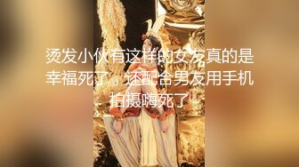 牛仔短裤大长腿贫乳美女和炮友居家啪啪，近距离特写口交舔屌，翘起屁股舔逼后入撞击美臀，毛毛修剪过掰穴诱人