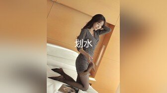 【新片速遞】 巨乳淫妻 老婆亲吻给我看看 隔壁都听到了 啊好舒服 不给别人看我们自己在家看 辅乳期约单男操累了还有奶吃把宝宝都弄醒了