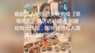 高跟丝袜露脸大耳环极品风骚御姐的诱惑，镜头前好骚自己拿道具蹂躏骚穴浪叫呻吟，让小哥揉奶