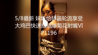 露出大神菠萝公园全裸露出挑战 身材不错 漂亮美乳 摄像师忍不住都调戏想在推到在草堆操她