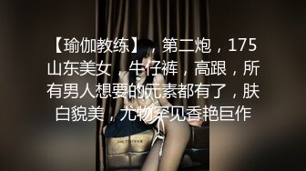 丰满肉嘟嘟的胖妹子两个吊钟奶子，沙发上露脸