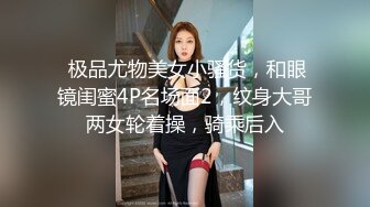  骚货老婆巨无霸自慰，老公的小鸡巴已满足不了需求，老公手拿假屌帮忙插！