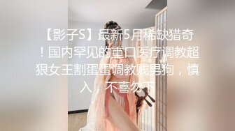 震碎三观 的监控偷拍女儿都上高中了还全裸在家跟爸爸一起吃饭睡觉摆出各种诱惑姿势也不怕爸爸有想法