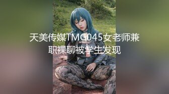 小蜜桃AMY甜美短发眼镜妹两女一男双飞，扣逼后入骑乘两个女的换着操，卫生间口交沙发骑坐