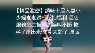 蓝衣背带裤妹子啪啪跪着口交站立翘屁股后入抽插猛操