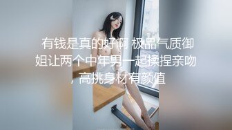 偷窥高颜值美眉洗香香