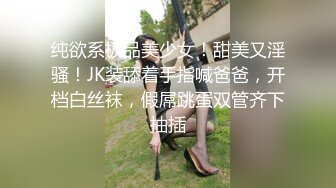 齐逼短裙小少妇露脸跟小哥在家做爱，皮肤白皙很耐操，让小哥抗腿抽插揉着骚奶子，激情上位无套抽插干出白浆