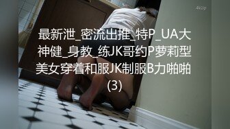 【搞按摩女技师】大肥臀骚女打飞机镜头对着屁股，半脱下内裤狂撸，搞多了还贴着膏药